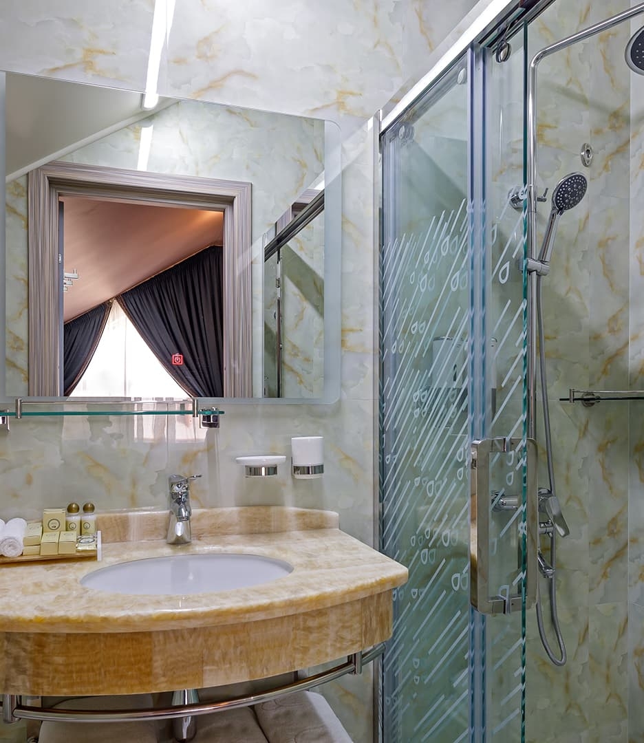 Детали интерьера ванной комнаты в номере отеля Биография